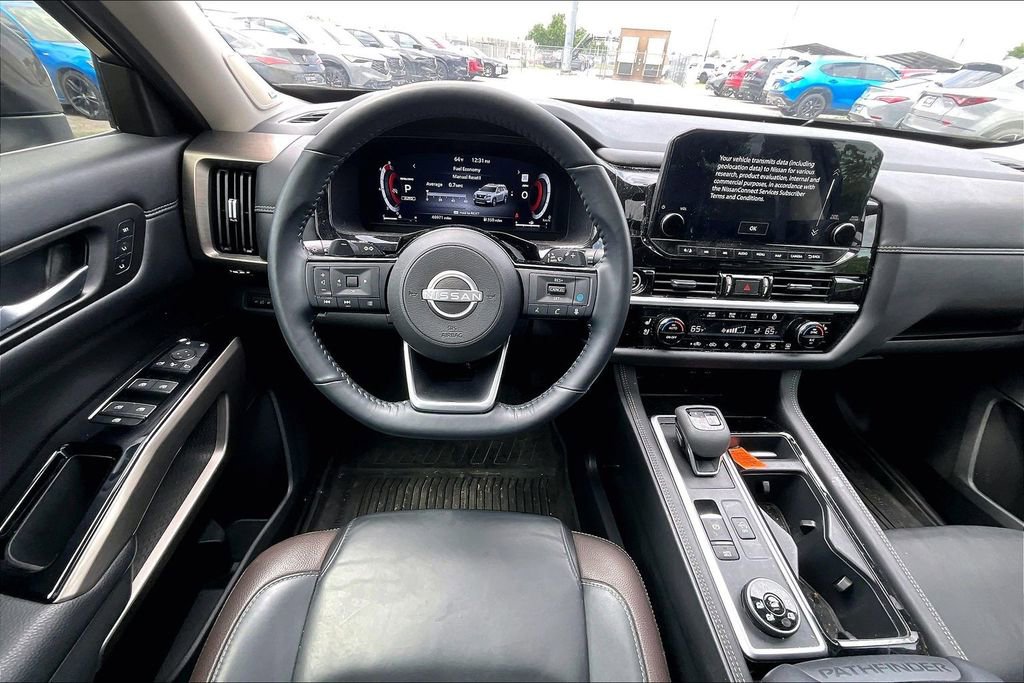 Used 2024 Nissan Pathfinder Platinum w/ Black Appearance Package AWD/4WD image 8