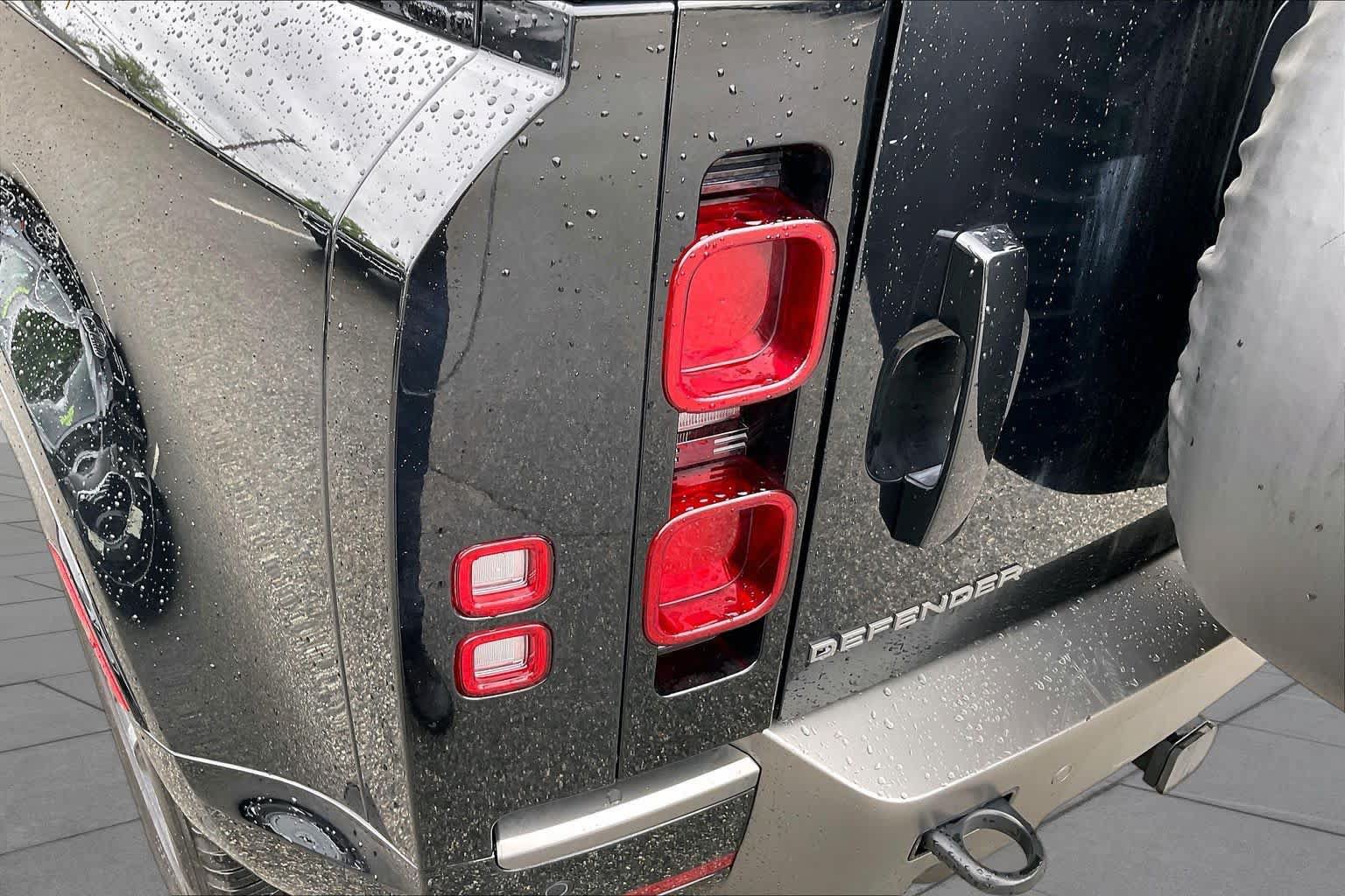Used 2025 Land Rover Defender 110 X-Dynamic SE AWD/4WD image 26