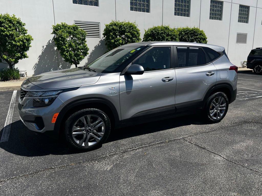 Used 2023 Kia Seltos LX AWD/4WD image 2
