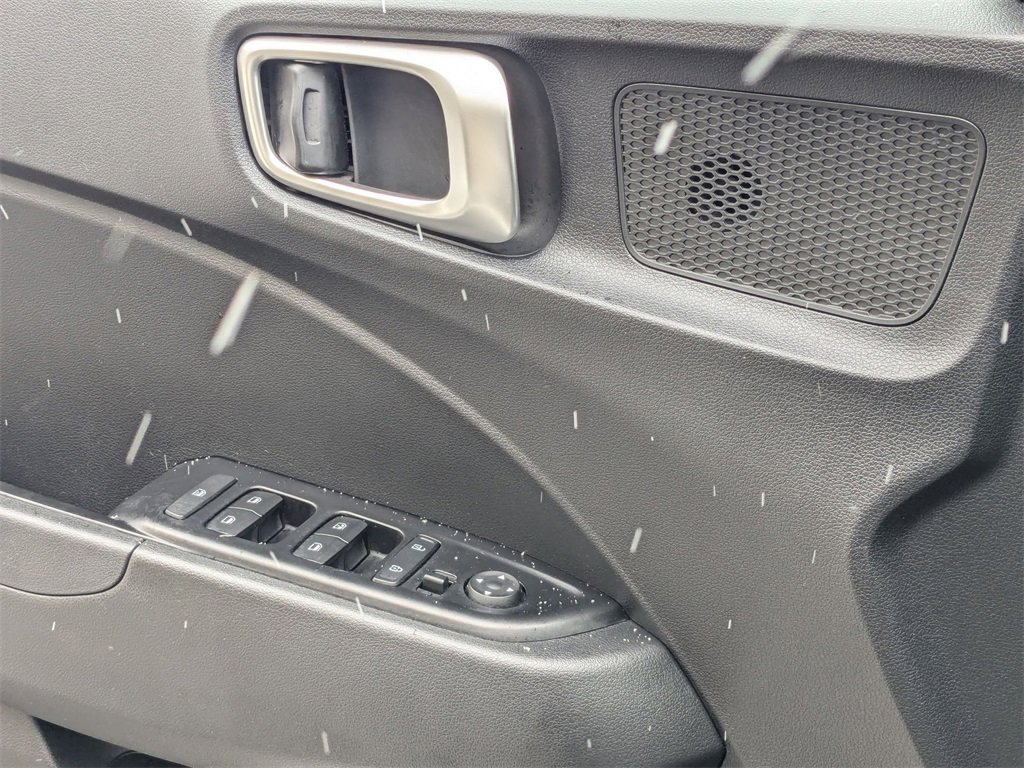 Used 2025 Hyundai Venue SEL image 14