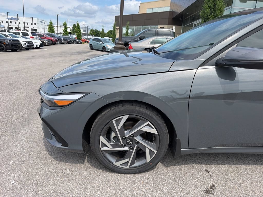 New 2026 Hyundai Elantra Limited FWD image 7