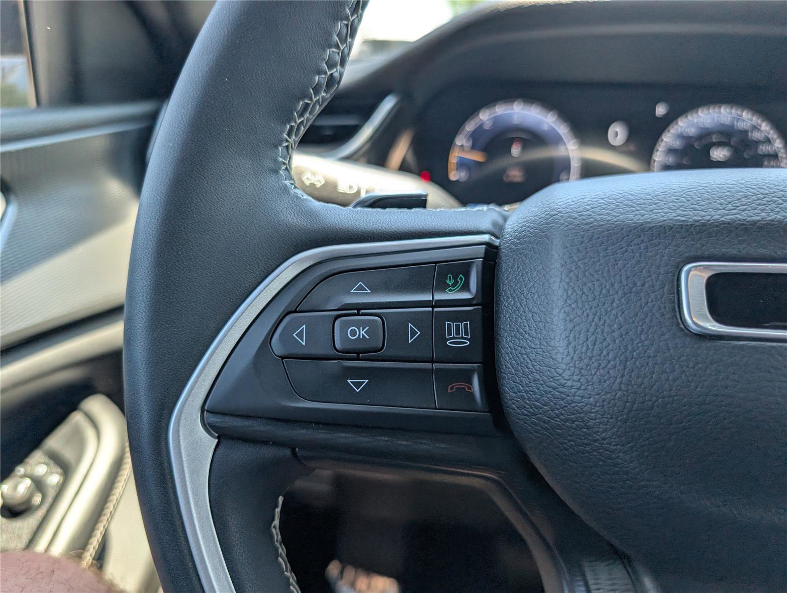 Used 2023 Jeep Grand Cherokee Altitude AWD/4WD image 25