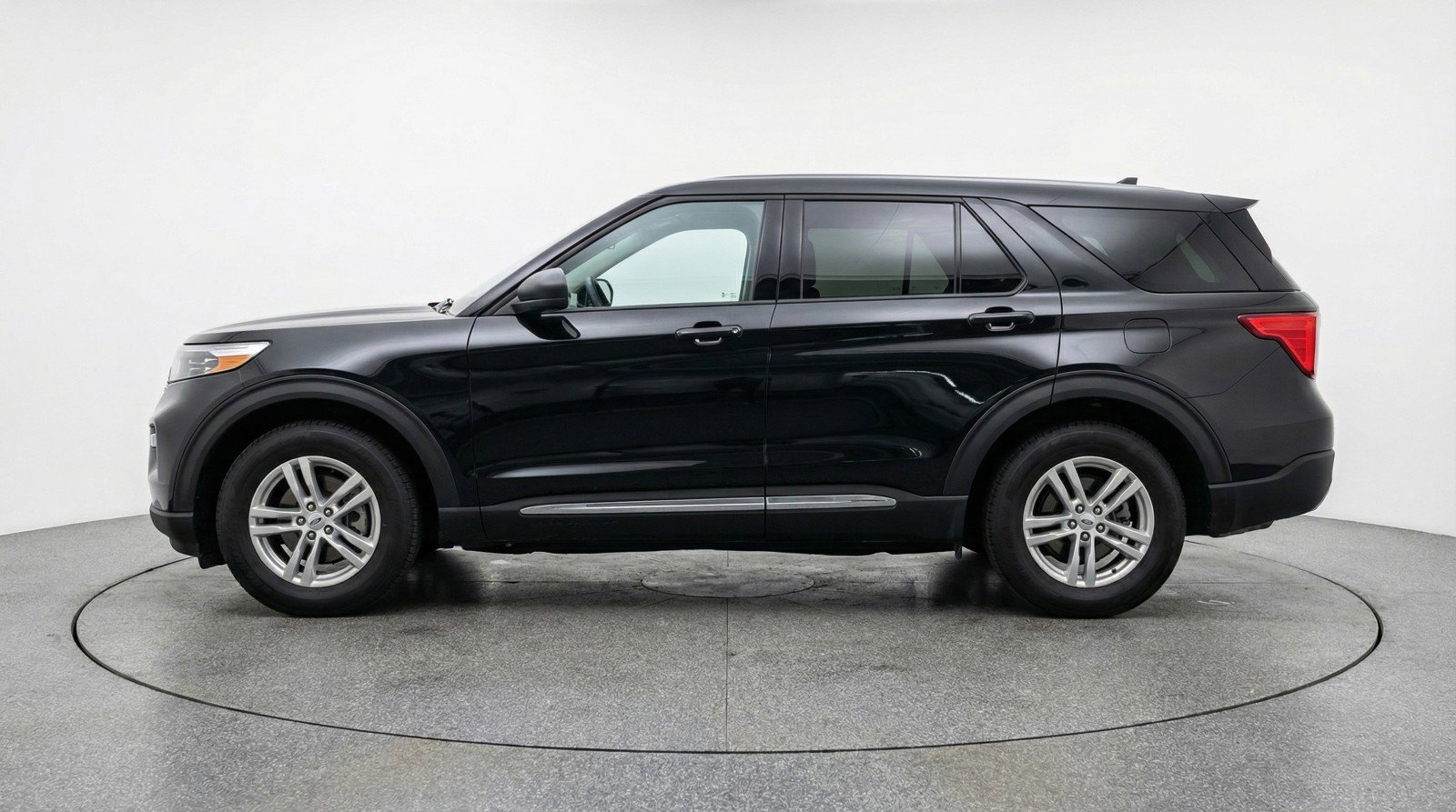 Used 2024 Ford Explorer XLT w/ Equipment Group 202A RWD image 5