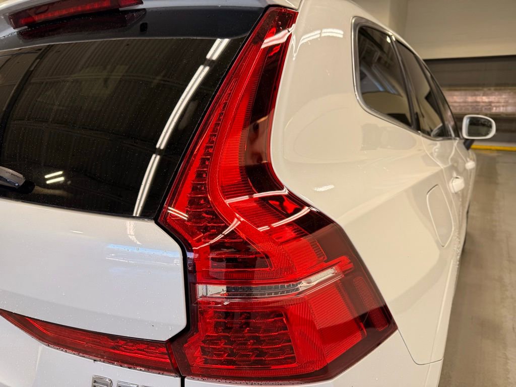 Used 2023 Volvo XC60 B5 Plus image 5