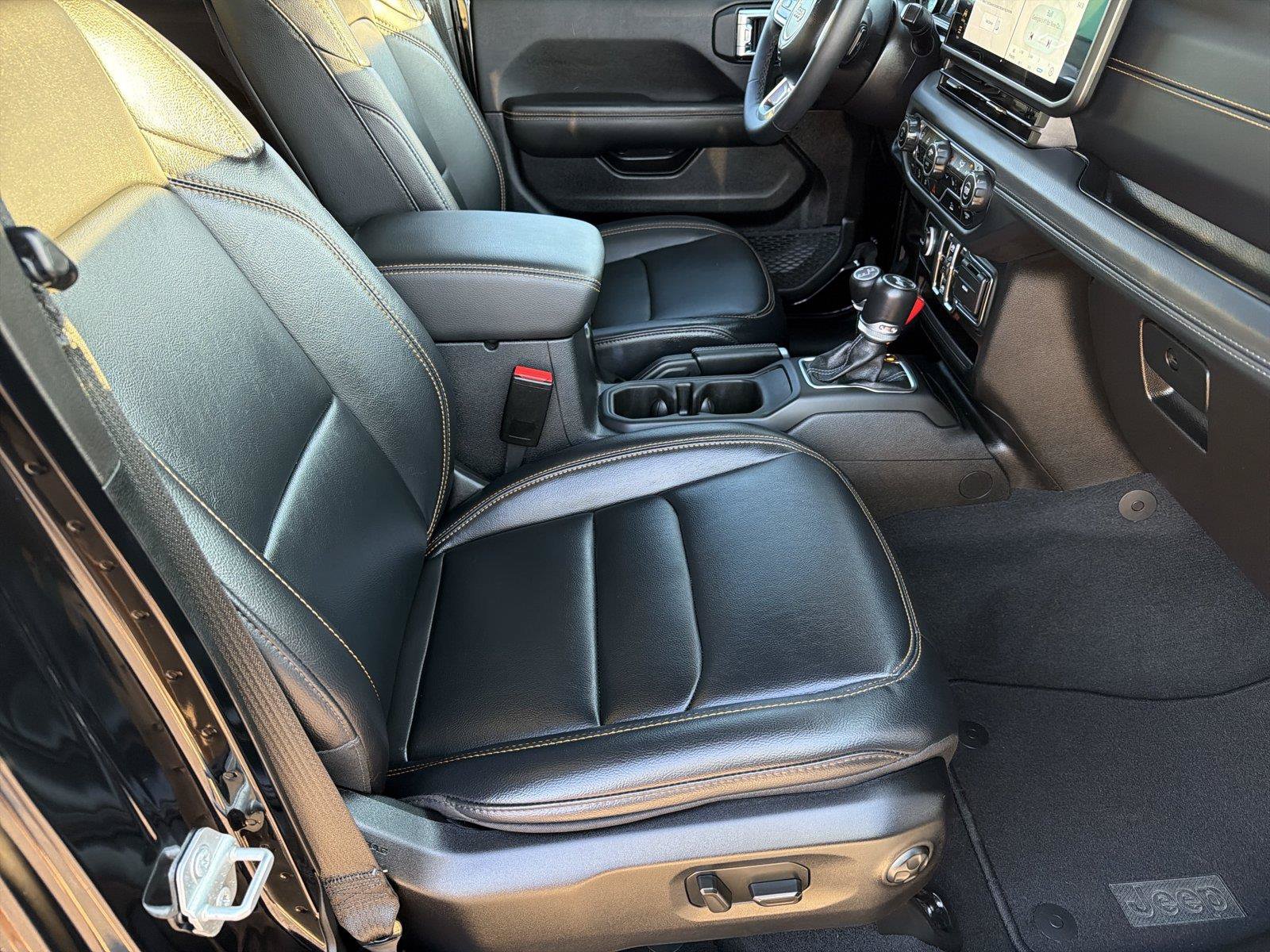 Used 2025 Jeep Wrangler Unlimited Sahara AWD/4WD image 12