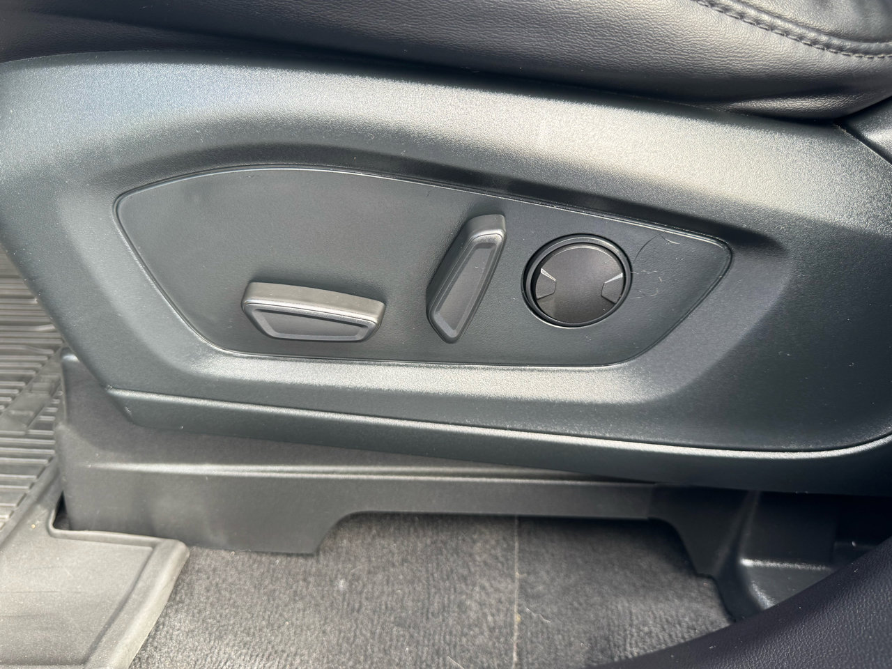 Used 2022 Ford Explorer XLT w/ Equipment Group 202A image 14