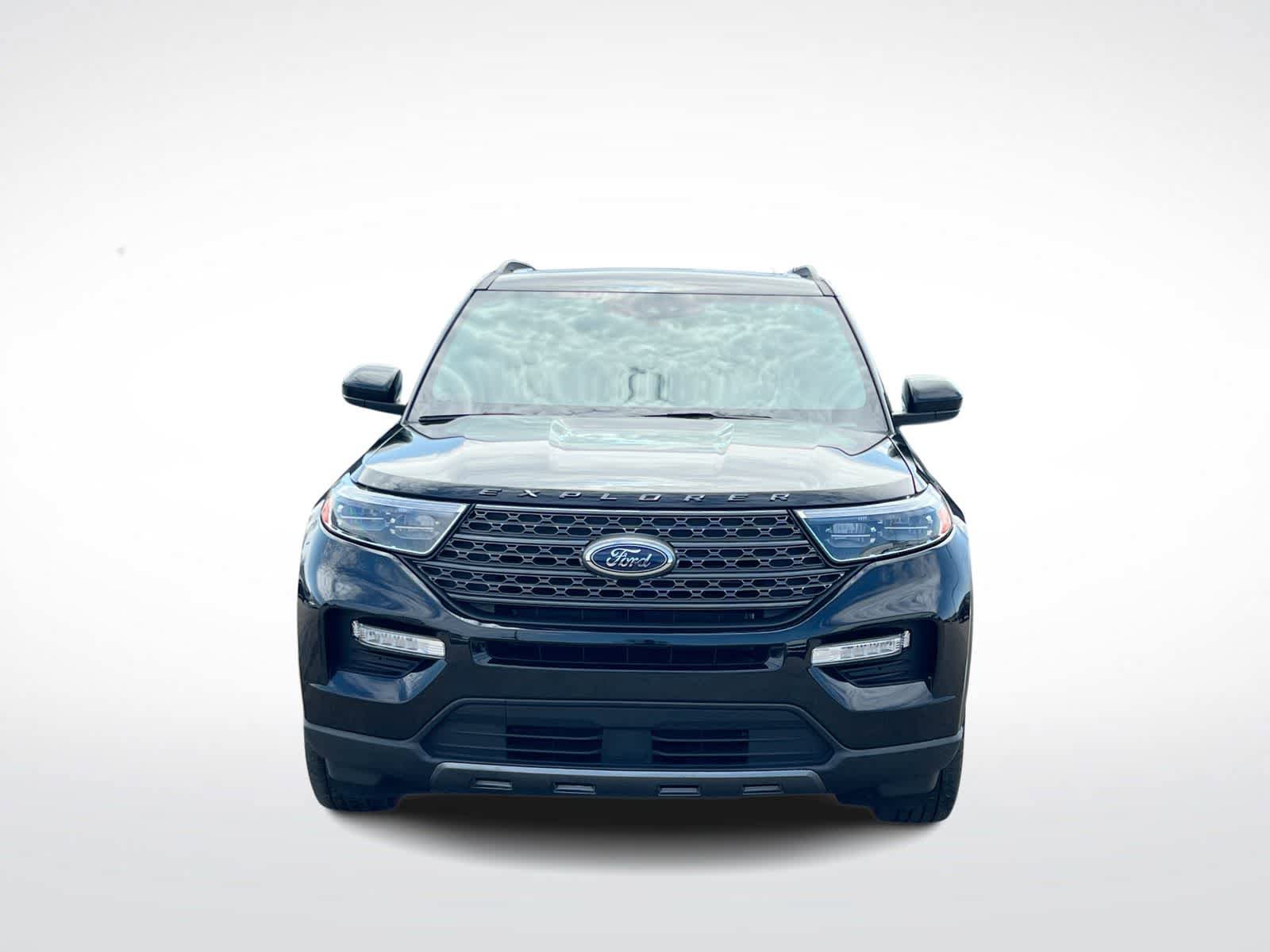 Used 2023 Ford Explorer XLT w/ Equipment Group 202A image 3