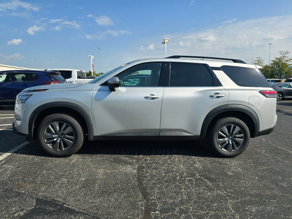 Used 2025 Nissan Pathfinder SV FWD image 4