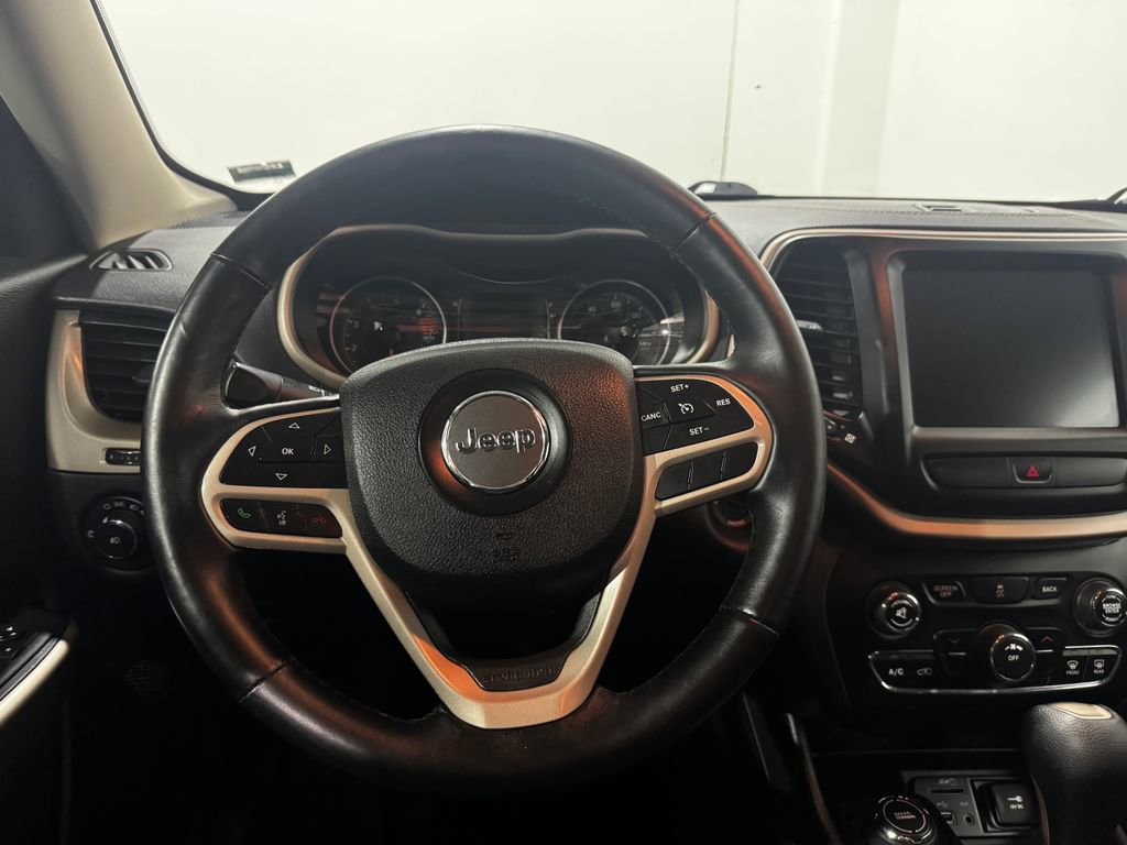 Used 2017 Jeep Cherokee Latitude w/ Cold Weather Group AWD/4WD image 4