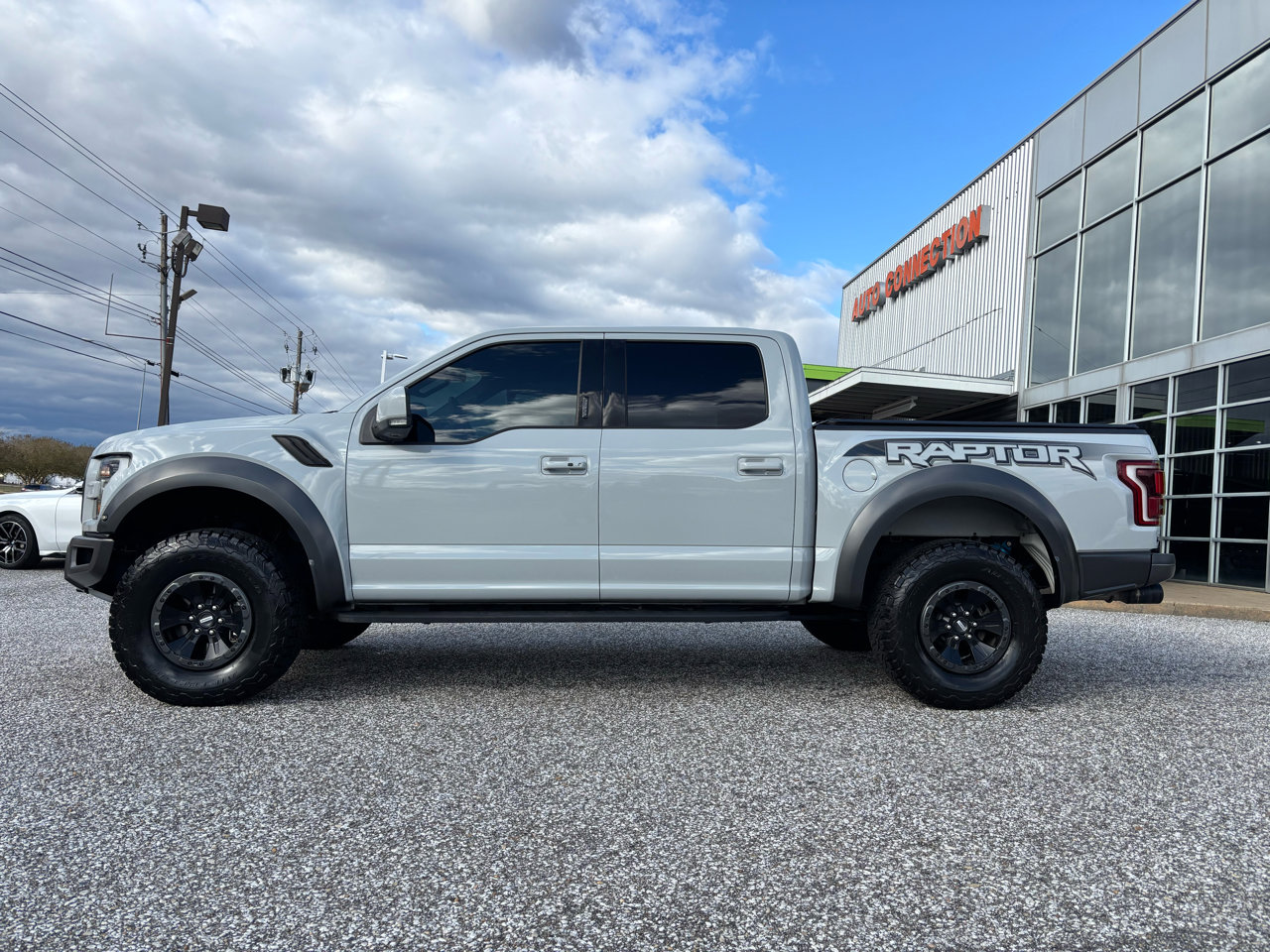 Used 2017 Ford F150 Raptor w/ Equipment Group 802A Luxury image 3