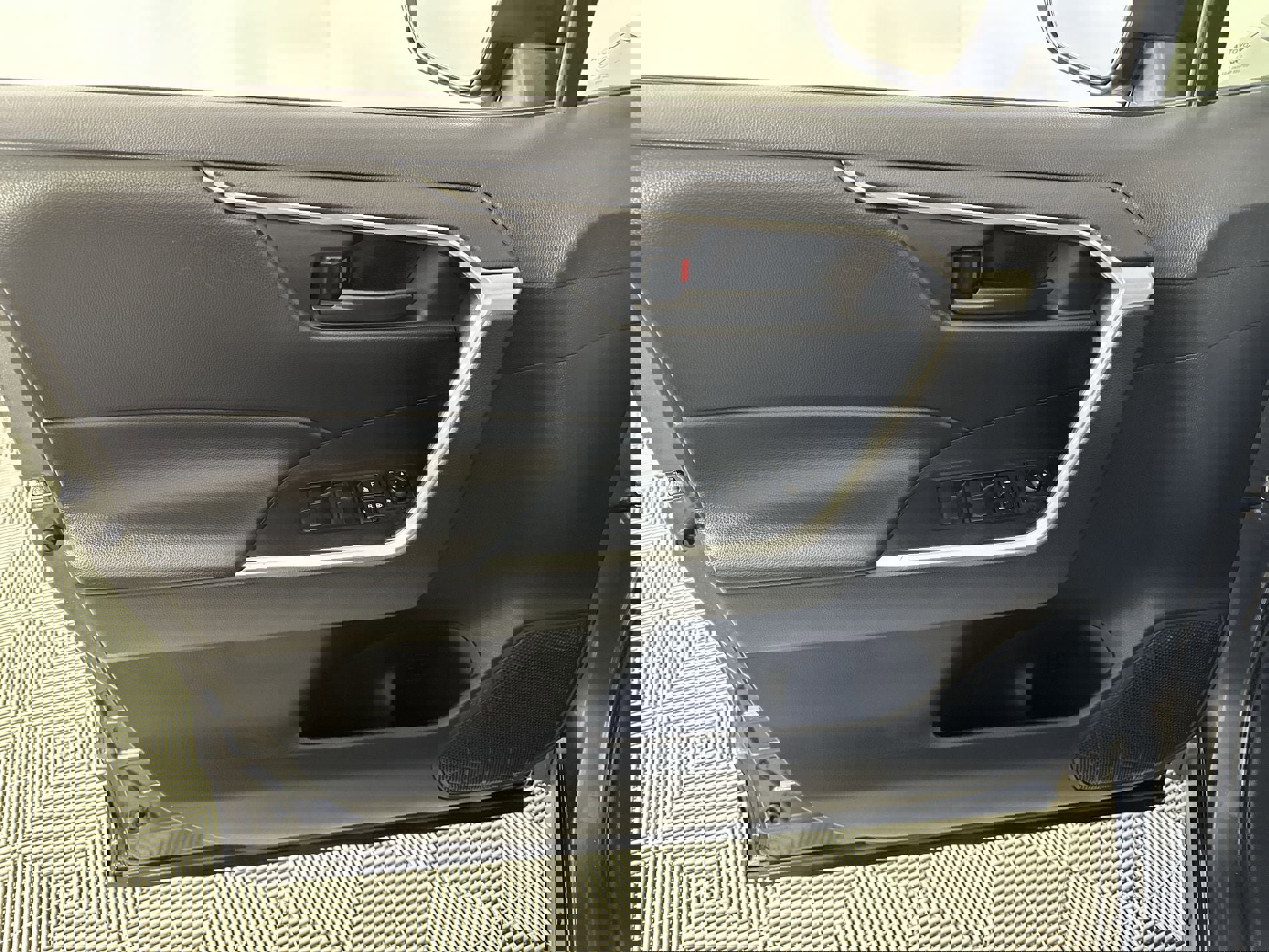 Used 2021 Toyota RAV4 LE image 59