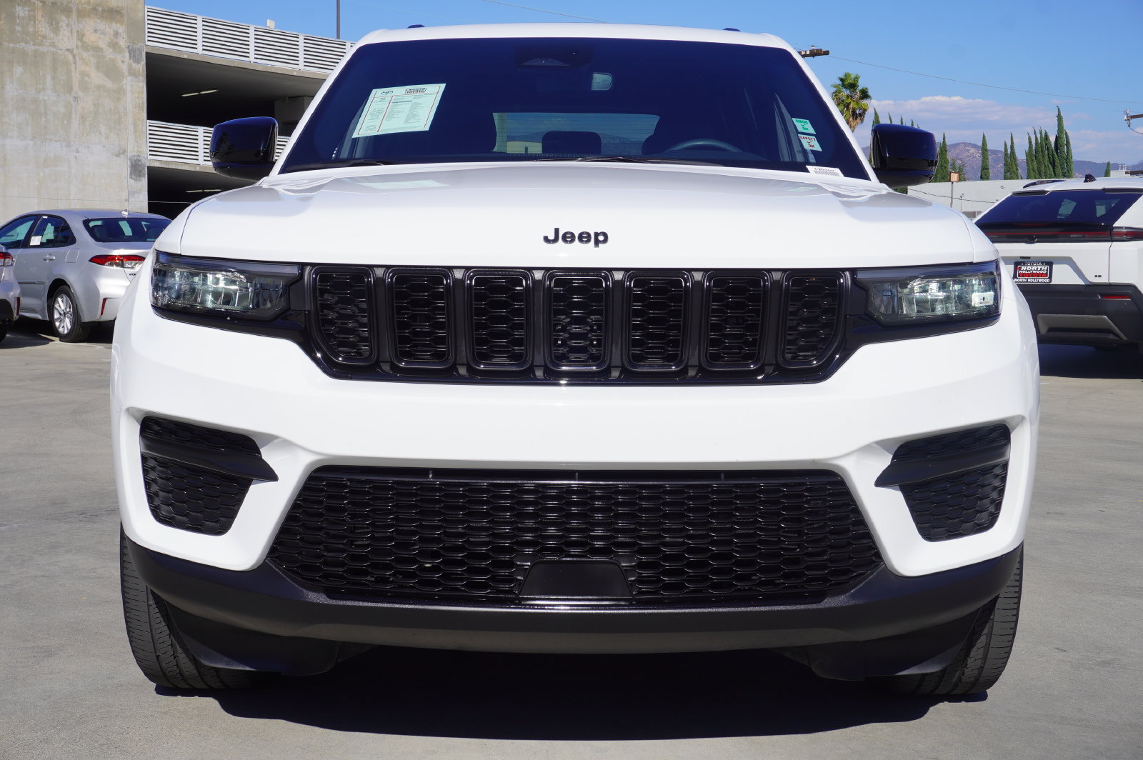 Used 2023 Jeep Grand Cherokee Altitude AWD/4WD image 3