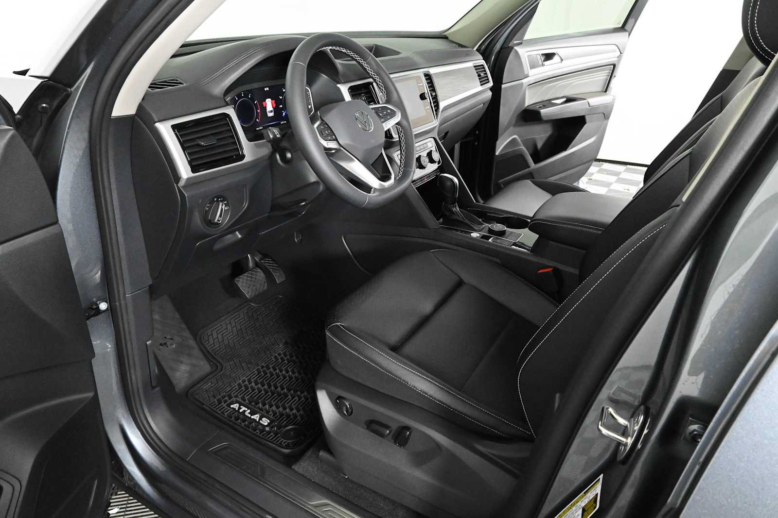 Certified 2023 Volkswagen Atlas SE w/ Panoramic Sunroof Package AWD/4WD image 19
