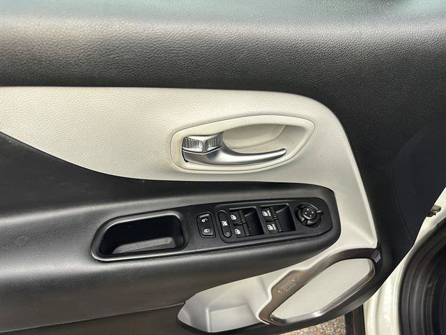 Used 2018 Jeep Renegade Limited w/ UConnect 8.4 Nav Group AWD/4WD image 14