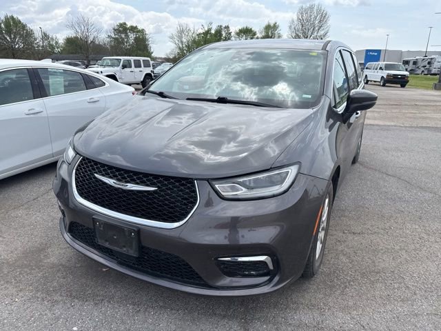 Used 2023 Chrysler Pacifica Touring-L FWD image 3