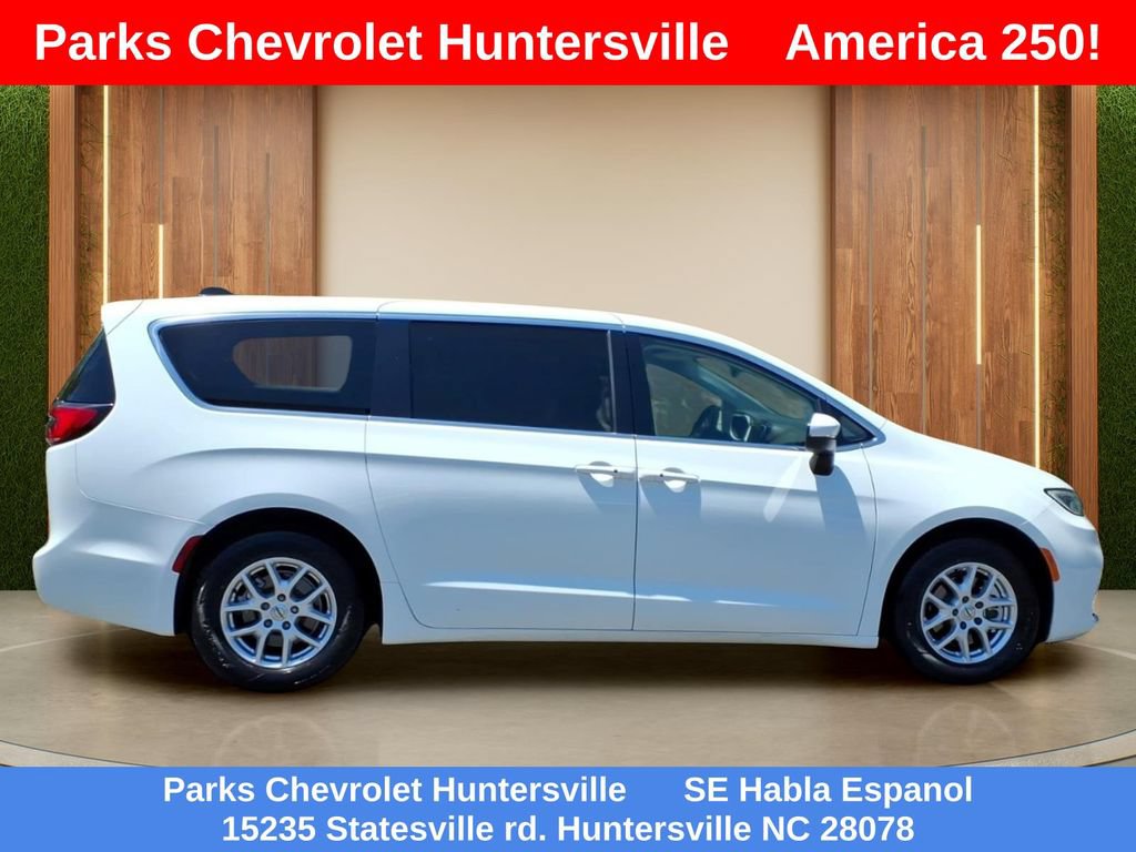 Used 2023 Chrysler Pacifica Touring-L FWD image 35