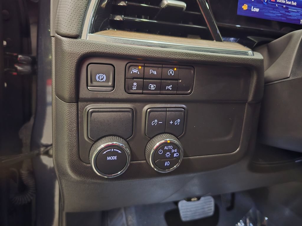 Used 2025 Chevrolet Suburban High Country RWD image 32