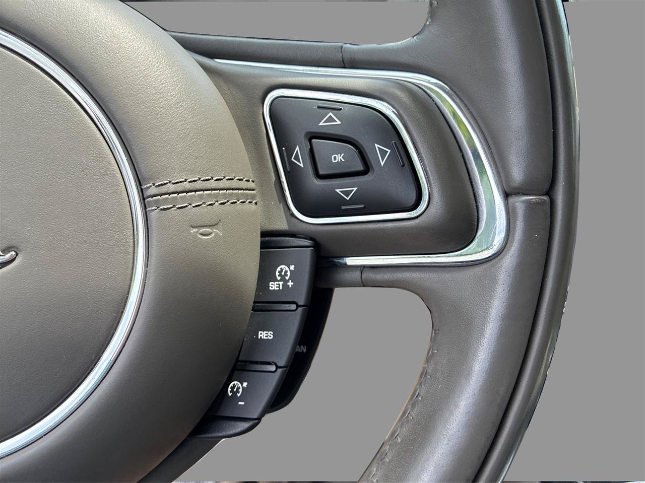 Used 2013 Jaguar XJ w/ Front Seat Comfort Pkg RWD image 22
