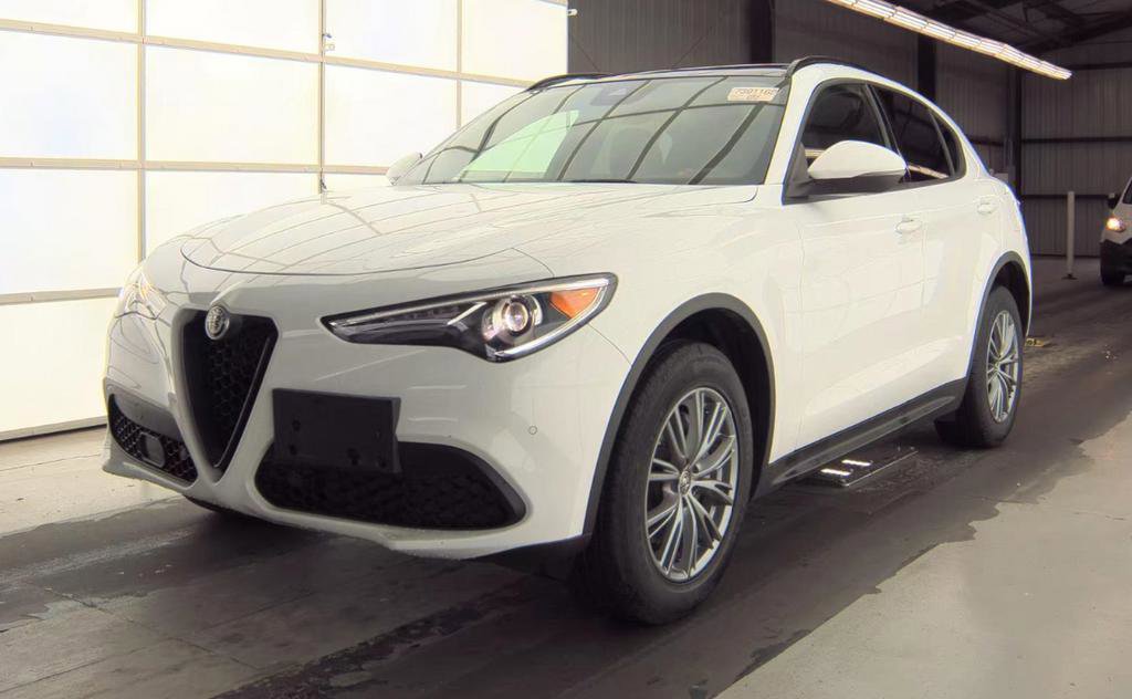 Used 2023 Alfa Romeo Stelvio Sprint AWD/4WD image 2