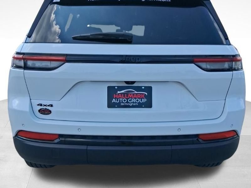 Used 2024 Jeep Grand Cherokee Altitude AWD/4WD image 4