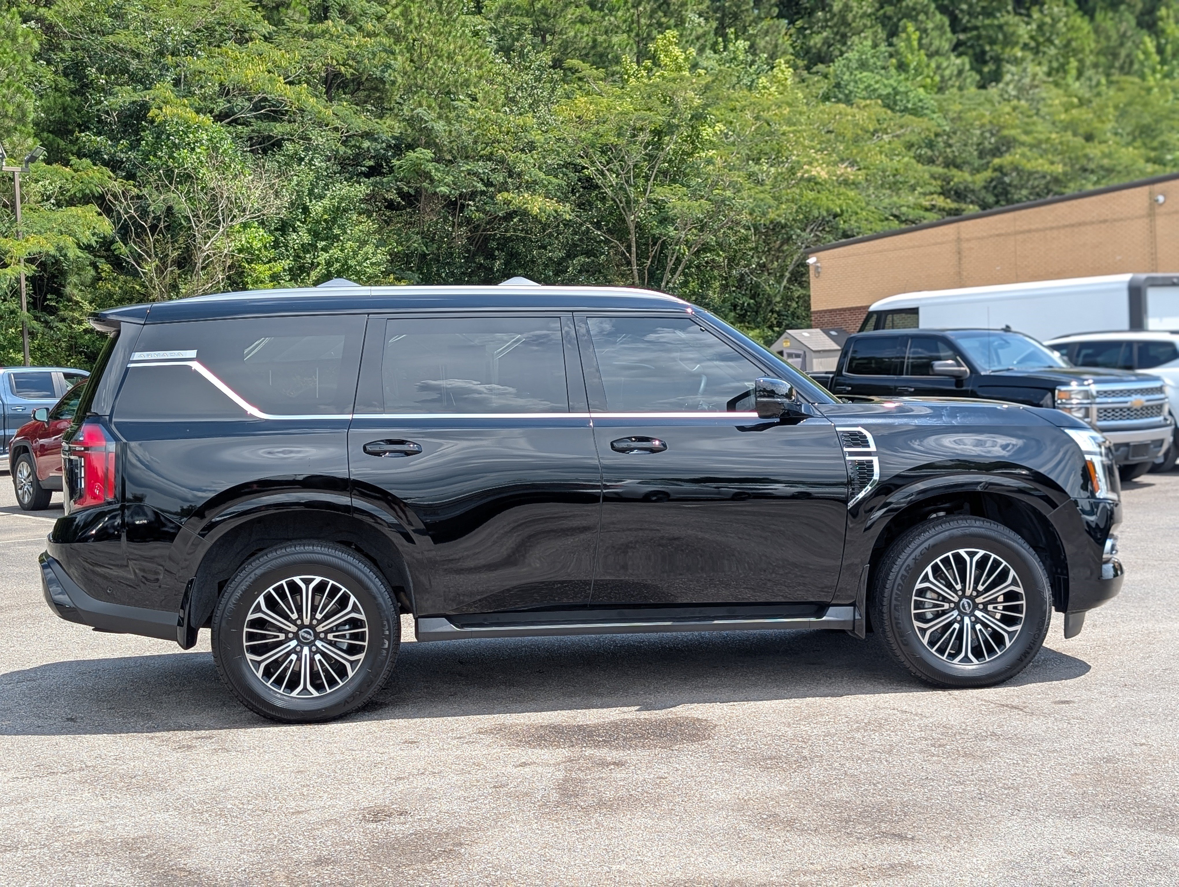 Used 2025 Nissan Armada SL w/ Captain's Chari Seat Package AWD/4WD image 10