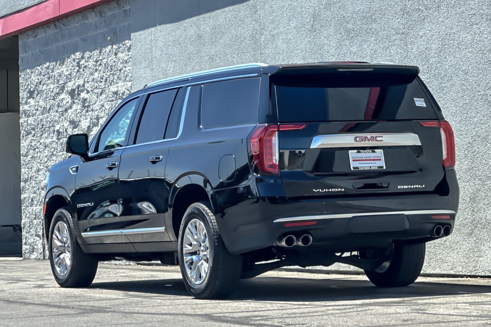 Used 2024 GMC Yukon XL Denali AWD/4WD image 3