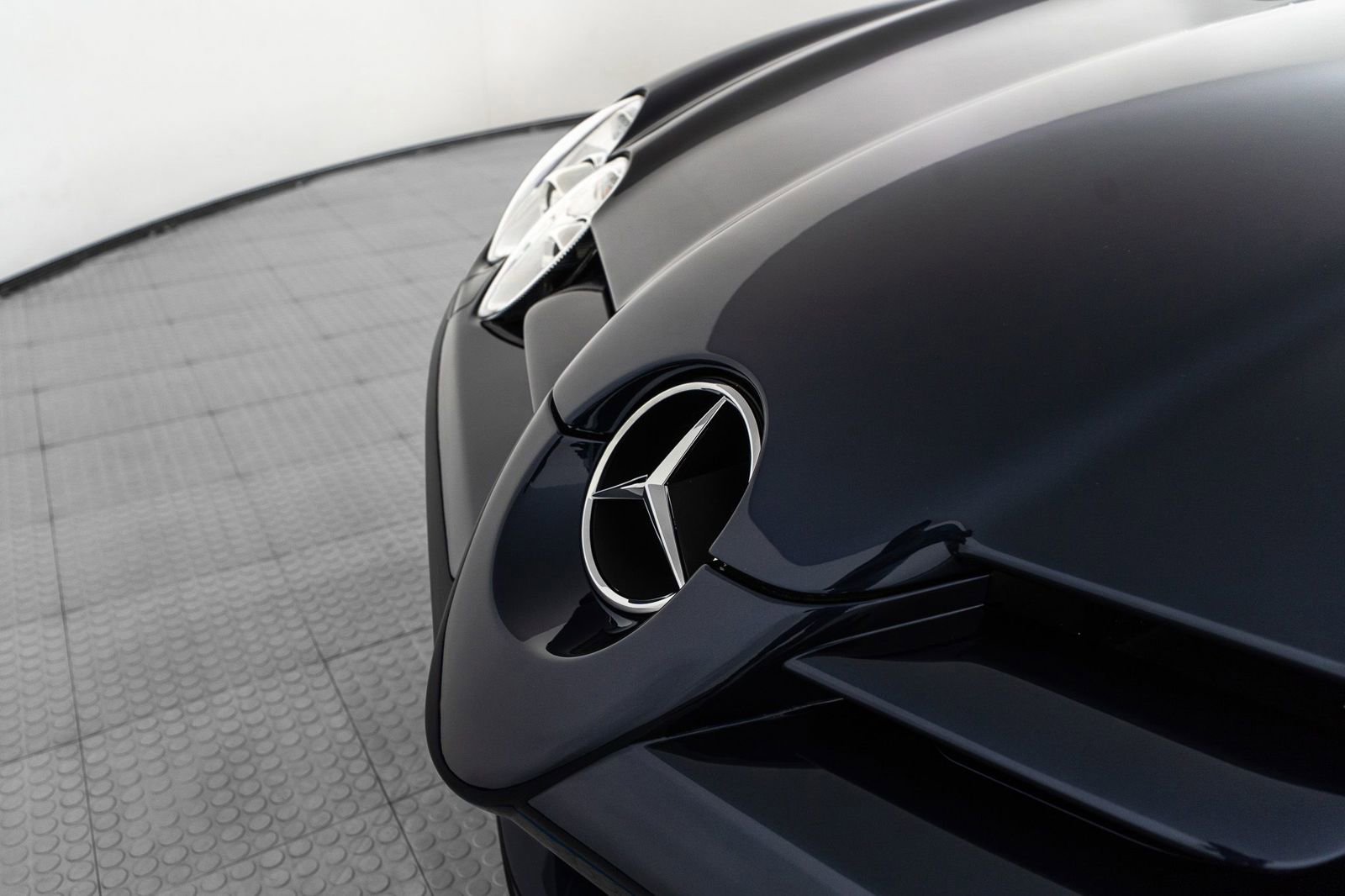Used 2008 Mercedes-Benz SLR image 16