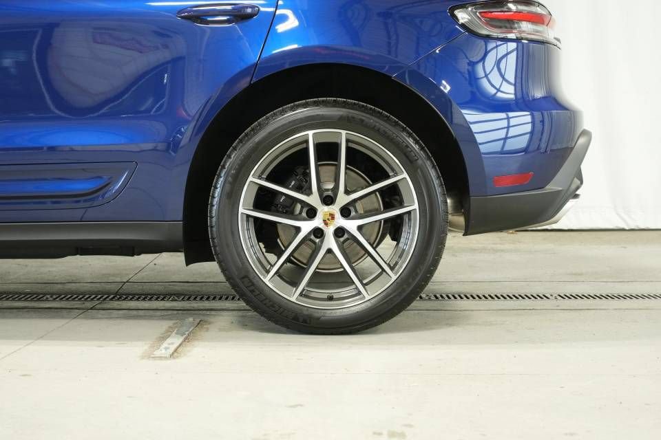 Certified 2026 Porsche Macan AWD/4WD image 42