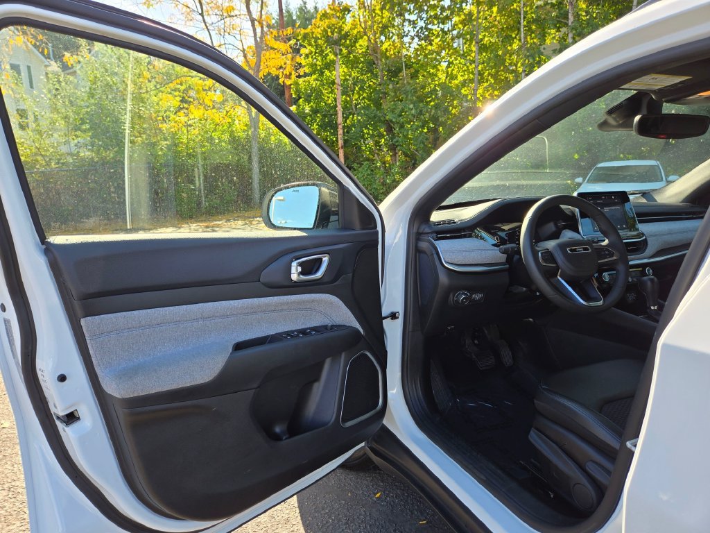 Used 2025 Jeep Compass Latitude AWD/4WD image 20