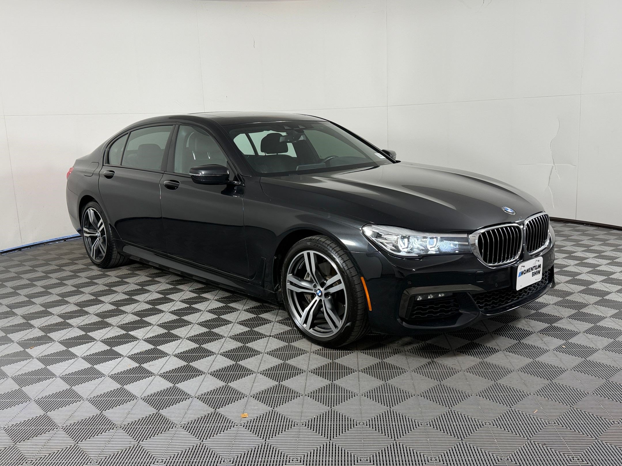 Used 2019 BMW 740i w/ M Sport Package RWD image 7