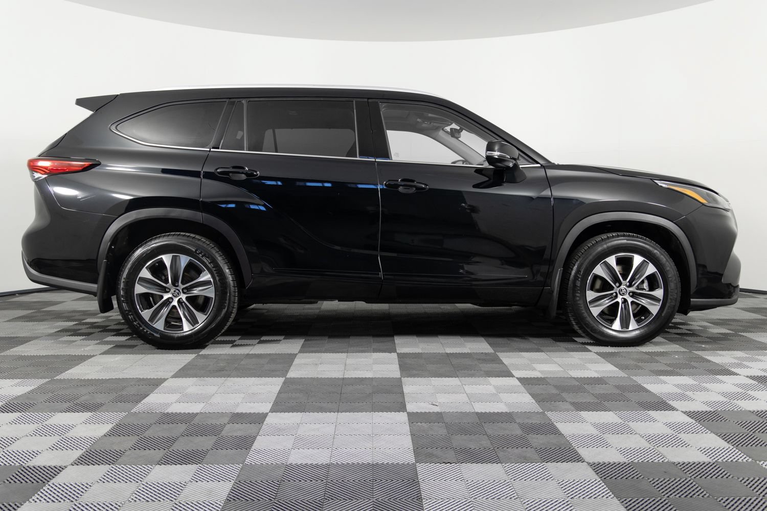 Used 2022 Toyota Highlander XLE AWD/4WD image 9