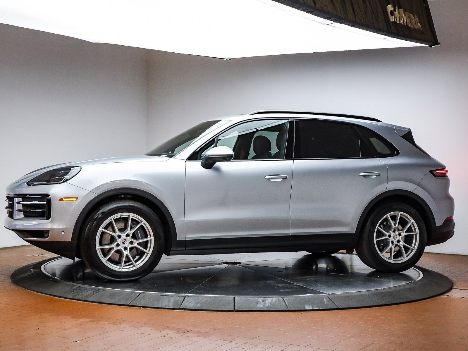 Used 2025 Porsche Cayenne image 2