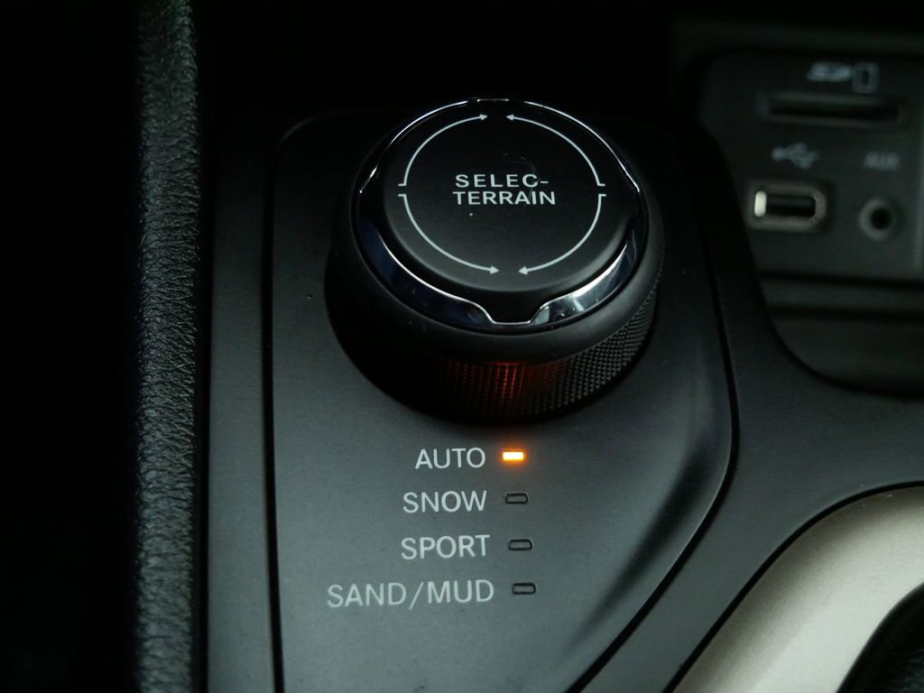 Used 2016 Jeep Cherokee Limited image 32