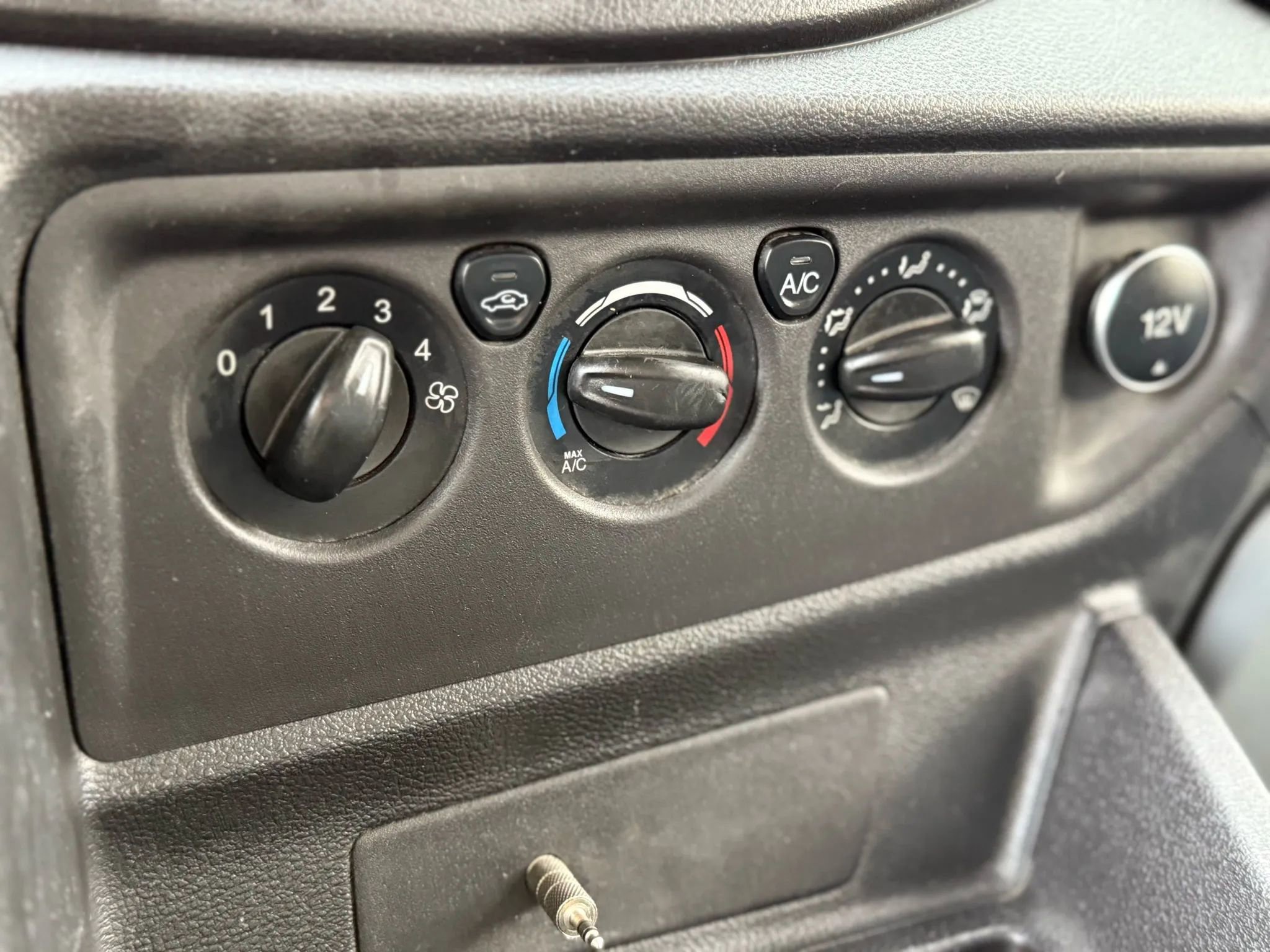 Used 2019 Ford Transit 150 148 Medium Roof RWD image 28