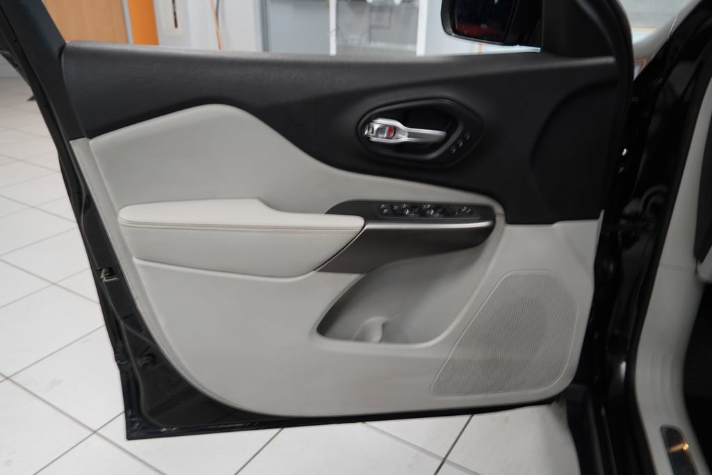 Used 2019 Jeep Cherokee Limited image 13