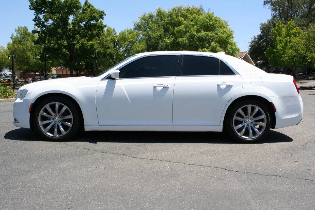 Used 2017 Chrysler 300 Limited RWD image 8