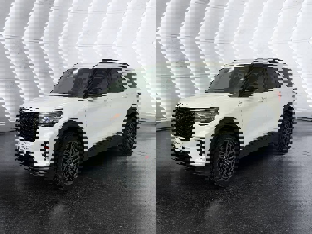 Used 2025 Ford Explorer ST-Line w/ ST-Line Street Pack image 3