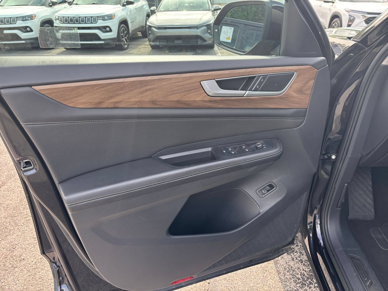 Used 2025 Volkswagen Atlas SE AWD/4WD image 18