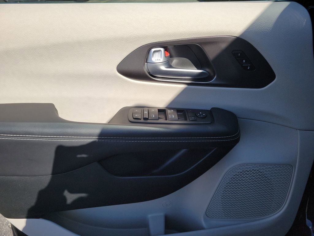 Certified 2024 Chrysler Pacifica Touring-L image 24
