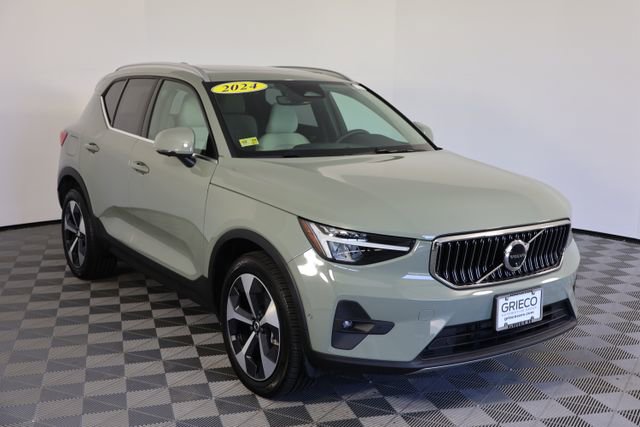 Used 2024 Volvo XC40 B5 Plus image 1