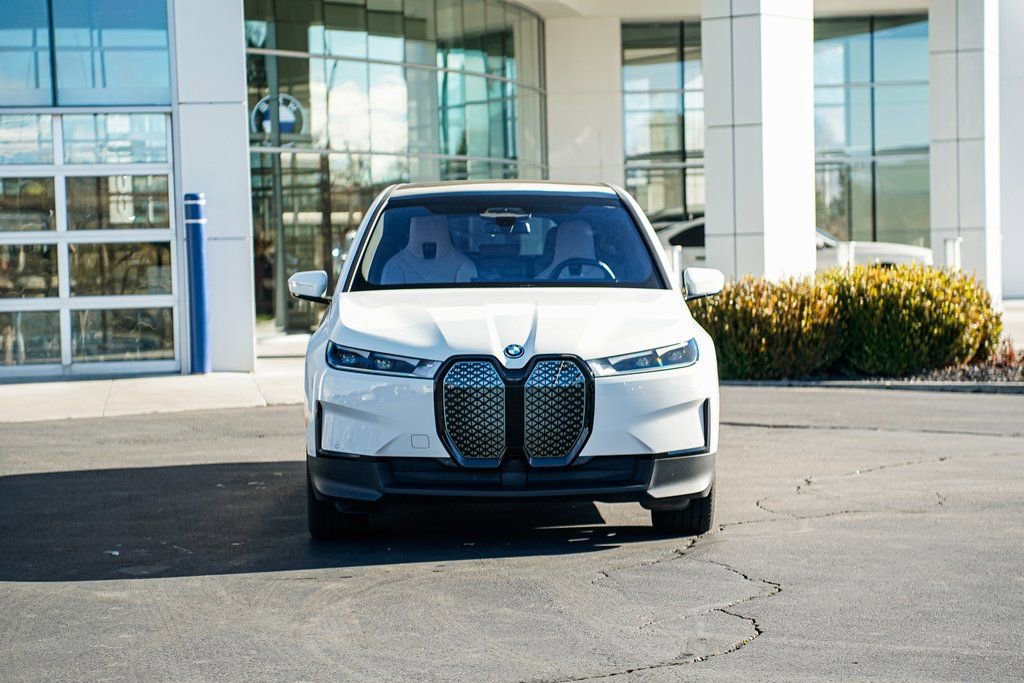 Used 2025 BMW iX xDrive50 image 2