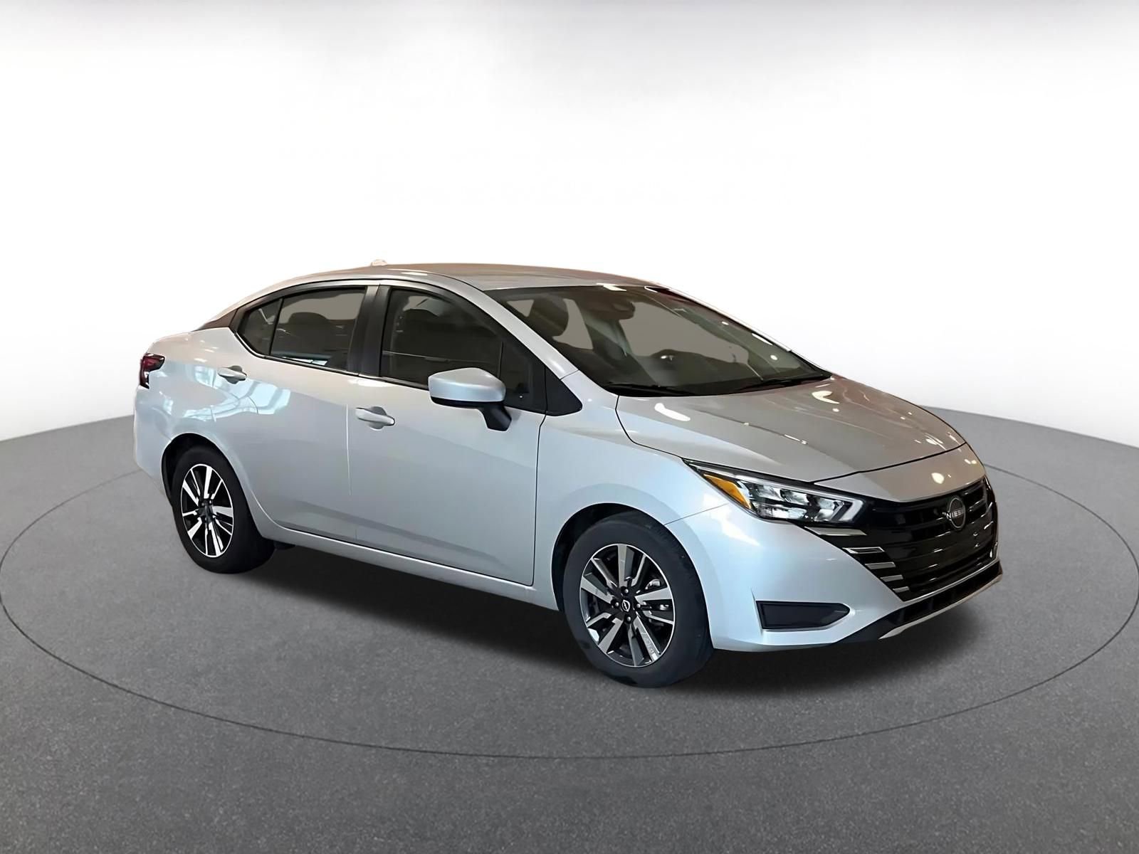 Used 2025 Nissan Versa SV image 2