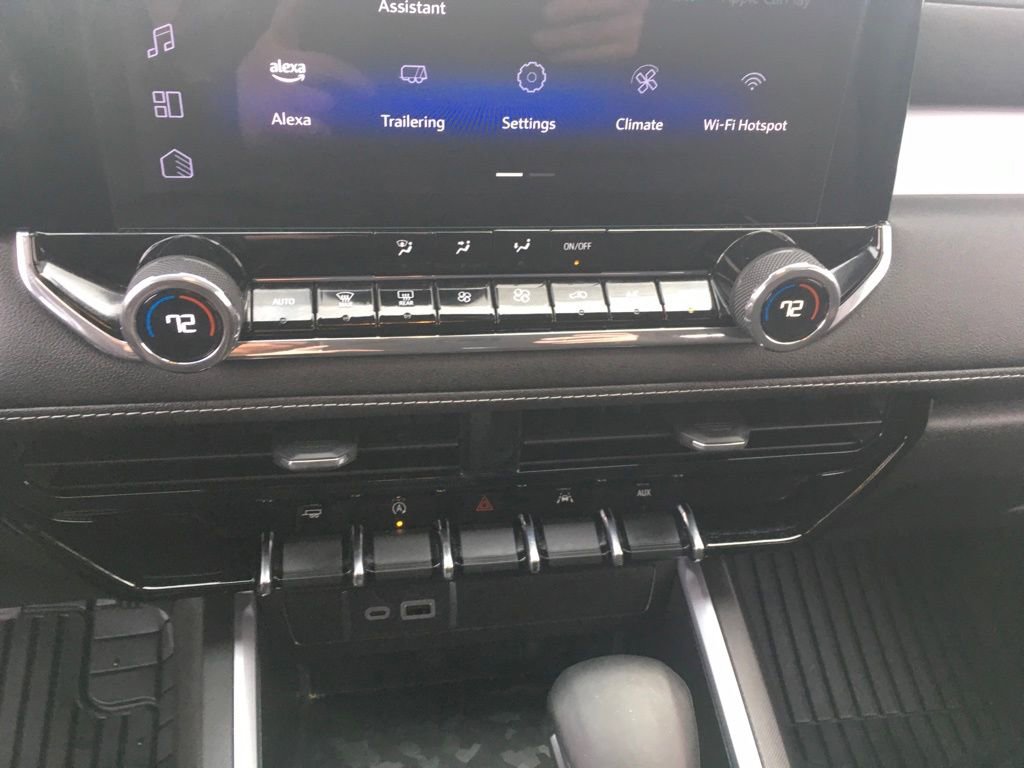 Used 2024 Chevrolet Colorado LT w/ LT Convenience Package image 25