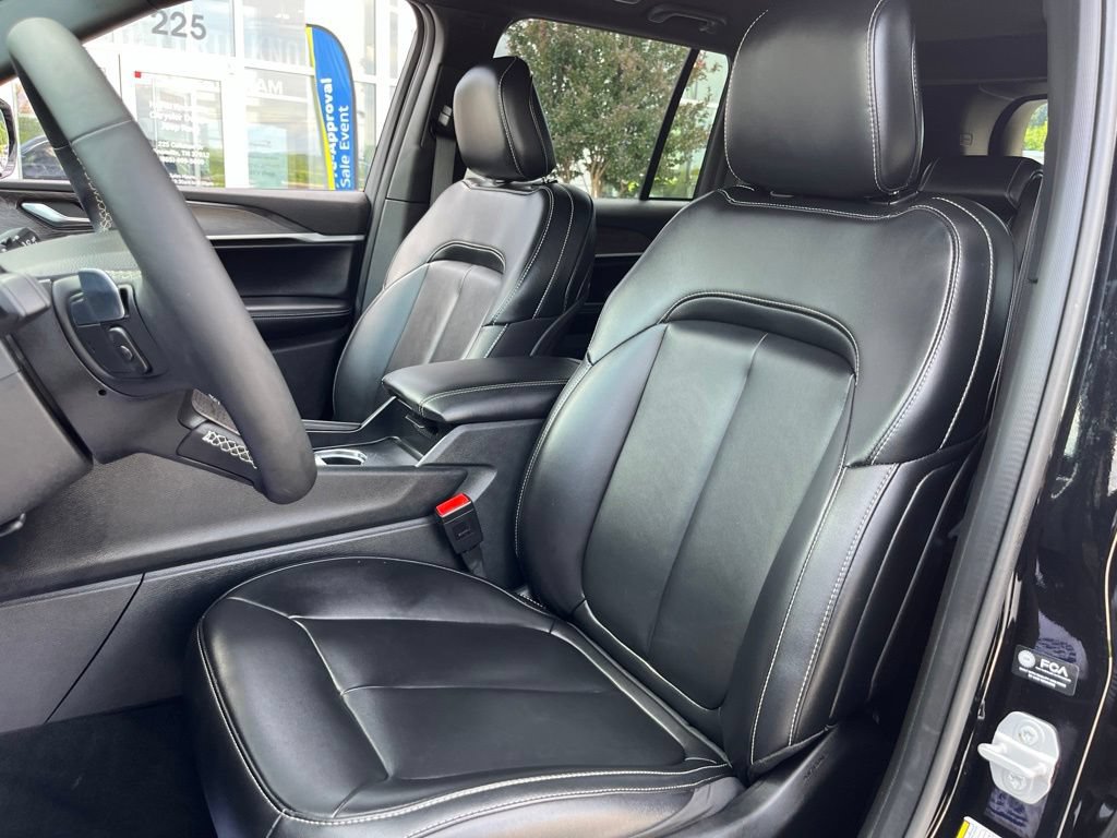 Used 2025 Jeep Grand Cherokee Limited AWD/4WD image 5