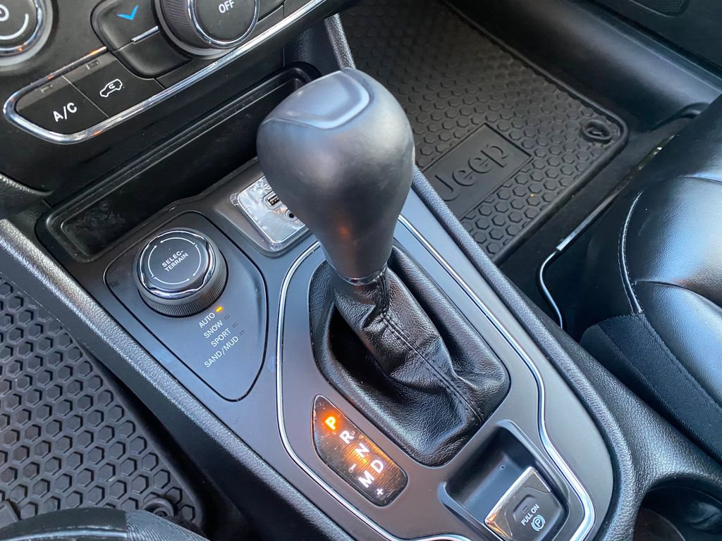 Used 2019 Jeep Cherokee Latitude Plus w/ Cold Weather Group image 35