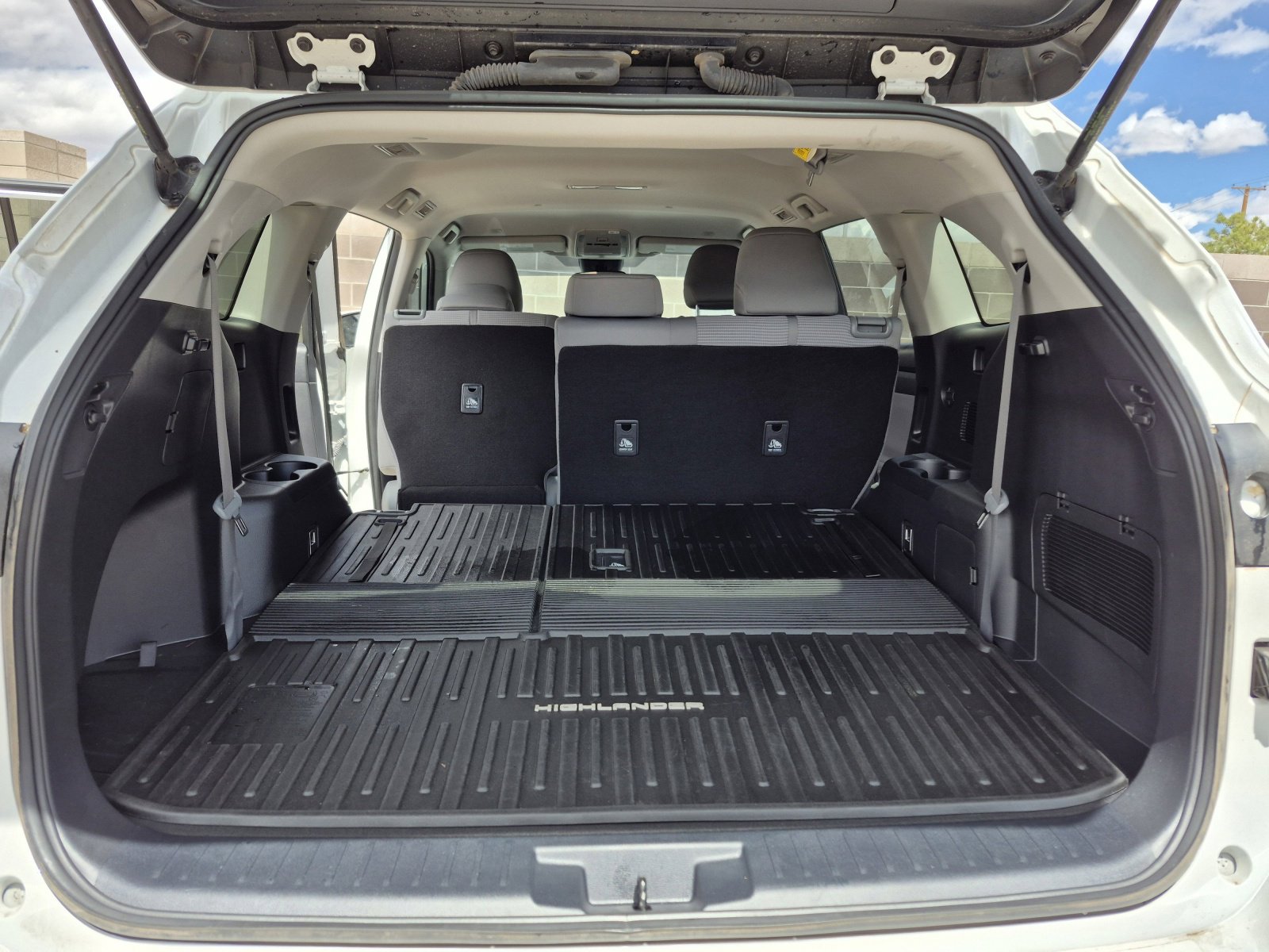 Used 2023 Toyota Highlander L image 19