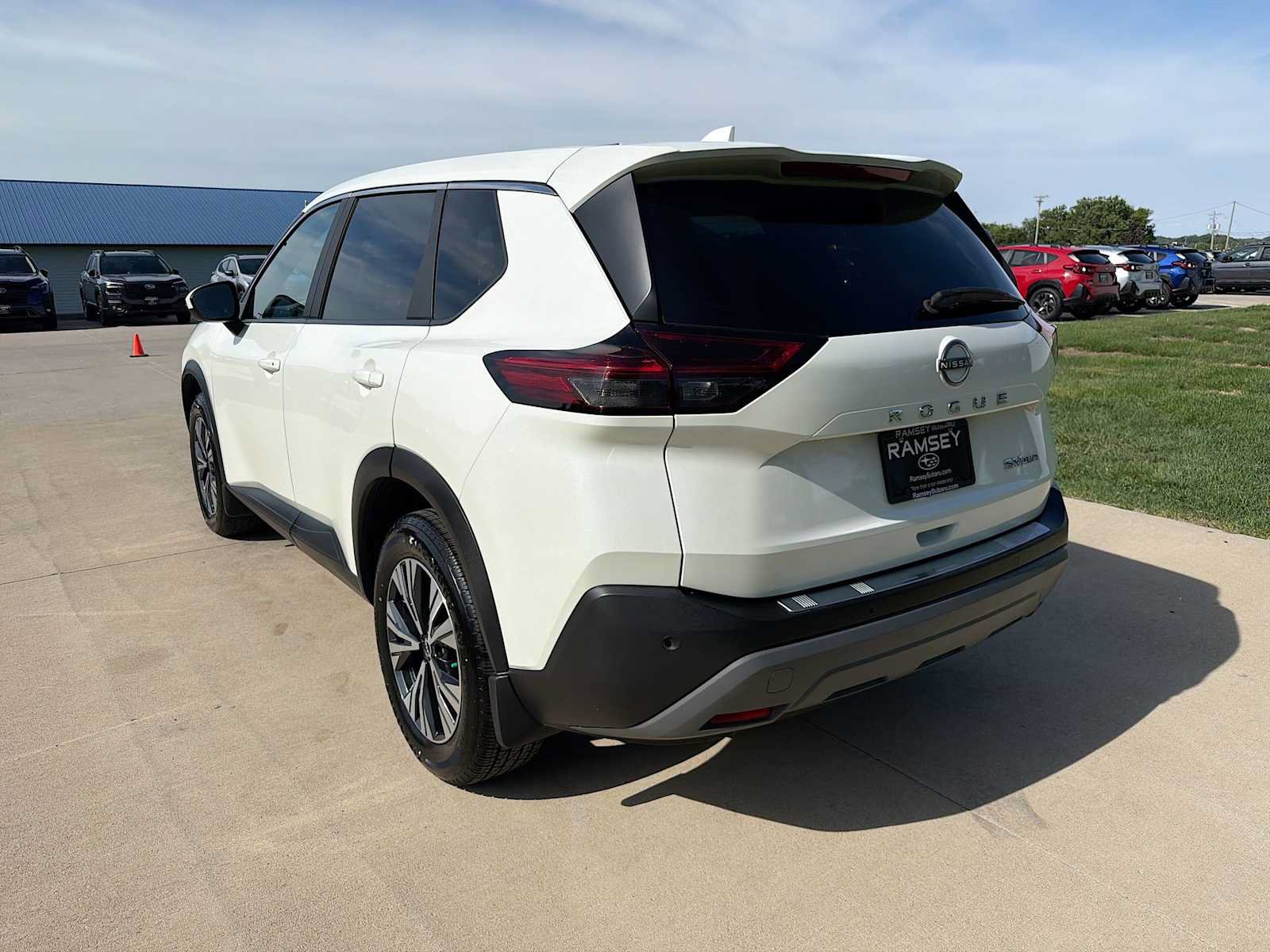 Used 2023 Nissan Rogue SV AWD/4WD image 4