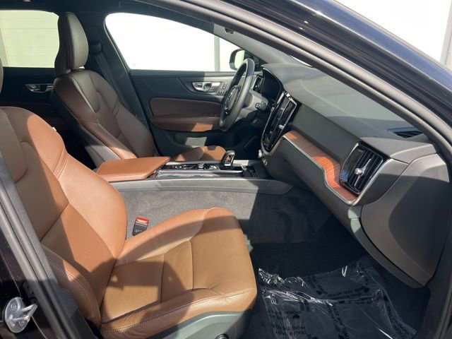 Used 2025 Volvo V60 B5 Cross Country Plus image 17