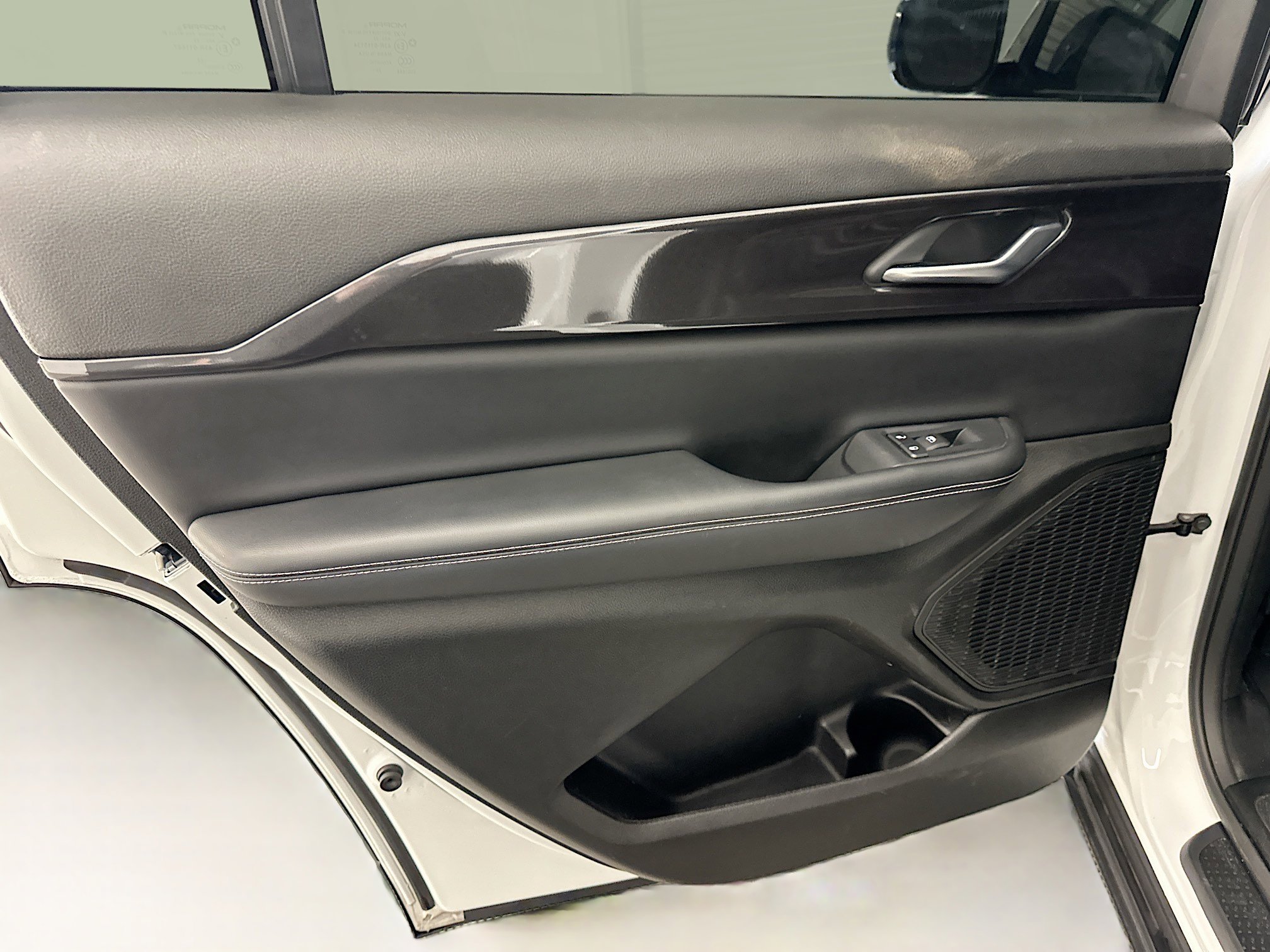 Used 2023 Jeep Grand Cherokee L Laredo image 26