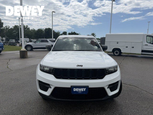 Used 2022 Jeep Grand Cherokee Altitude AWD/4WD image 2